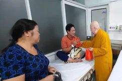 Bệnh nhân ấm lòng khi nhận được sự quan tâm từ Hòa thượng Thích Duy Trấn, trụ trì chùa Liên Hoa