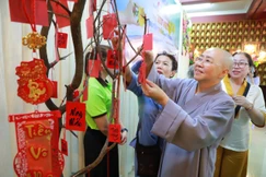 Giữa guồng quay công nghệ, những giá trị truyền thống vẫn tìm được chỗ đứng trong lòng người trẻ - Ảnh: Trung Thắng