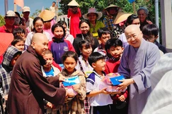 Các em học sinh nhận quà hỗ trợ trong khuôn khổ dự án “Nối nhịp bờ vui”