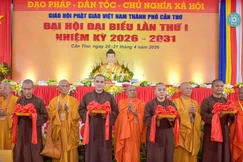 Chư tôn đức thực hiện nghi thức cắt băng khai mạc triển lãm nhân Đại hội đại biểu Phật giáo TP.Cần Thơ, nhiệm kỳ 2026-2031, với thông điệp đoàn kết và hòa hợp - Ảnh: Quảng Đạo/ BGN