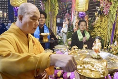 Thượng tọa Thích Truyền Cường trang nghiêm thực hiện nghi thức Tắm Phật truyền thống tại chùa Vạn Phật - Ảnh: Hạnh Ý/BGN