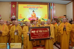 Trưởng lão Hòa thượng Thích Thiện Nhơn tặng khánh vàng đến Thượng tọa Thích Giác Nghi, tân Trưởng ban Trị sự