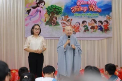Chương trình Tết Trung thu dành cho hơn 200 em thiếu nhi tại chùa Long Phước - Ảnh: Lyh Trang