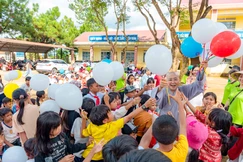Niềm hạnh phúc của các em học sinh vùng sâu, vùng xa khi đón Ni sư đến thăm, tặng quà trong ngày Tết Trung thu