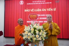 Trưởng lão Hòa thượng Thích Thanh Nhiễu thay mặt Trung ương GHPGVN chúc mừng Hòa thượng Đào Như, bảo vệ thành công luận án tiến sĩ ngành Tôn giáo học - Ảnh: Thiện Hậu