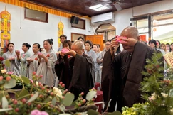 Lễ thắp hoa đăng cầu nguyện