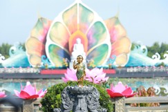 Tôn tượng Đức Phật đản sinh trong khuôn viên Học viện Phật giáo VN tại TP.HCM - nơi diễn ra Đại lễ Vesak Liên Hiệp Quốc 2025 - Ảnh: Trung Thắng