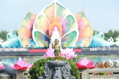 Tôn tượng Đức Phật đản sinh trong khuôn viên Học viện Phật giáo VN tại TP.HCM - nơi diễn ra Đại lễ Vesak Liên Hiệp Quốc 2025 - Ảnh: Trung Thắng