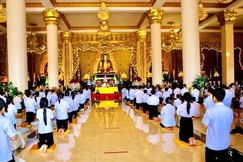 Hơn 500 thanh thiếu niên, Phật tử thành kính hướng về Tam bảo