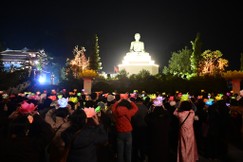 Đêm hoa đăng kính mừng khánh đản Đức Phật A Di Đà tại chùa Long Hoa (TP.Hải Phòng)