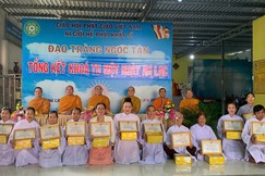 Đạo tràng Ngọc Tân trao tặng Giấy công đức và quà đến các Phật tử tinh tấn tu học trong năm 2025