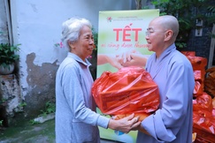 Ni sư Thích nữ Huệ Dâng tặng quà Tết đến bà con tại P.Bình Thạnh (TP.HCM)