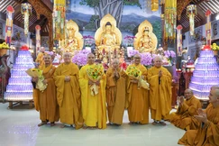 Chư vị giáo phẩm tặng hoa chúc mừng đến chư tôn đức được tấn phong giáo phẩm Thượng tọa - Ảnh: Nguyên Tài/BGN