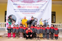 Thượng tọa Thích Tâm Định, Trưởng ban Trị sự GHPGVN tỉnh Thanh Hóa tặng quà Tết đến trẻ em tại xã Tam Chung 