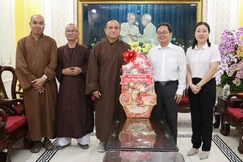 Báo Giác Ngộ tặng quà chúc Tết Bính Ngọ 2026 đến lãnh đạo Ủy ban MTTQVN TP.HCM - Ảnh: Nguyên Tài/BGN