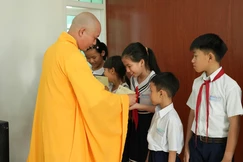 Chùa Linh Sơn (phường Đô Vinh, tỉnh Khánh Hòa) tặng học bổng Đồng Tâm đến các học sinh khó khăn