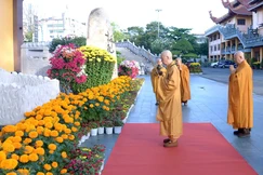 Đức Pháp chủ GHPGVN và Hòa thượng Thích Lệ Trang dâng hương trước tháp Đa Bảo tại Việt Nam Quốc Tự trong ngày cuối năm Ất Tỵ - Ảnh: Bảo Toàn/BGN