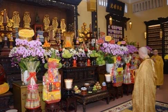 Đức Pháp chủ GHPGVN quang lâm tổ đình Ấn Quang tưởng niệm Trưởng lão Hòa thượng Thích Thiện Hòa - Ảnh: Bảo Toàn/BGN