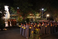 Phật tử thiền hành trong Đêm hoa đăng “Nguyện quốc thái dân an” tại chùa Diệu Pháp