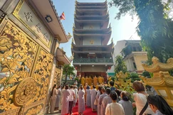 Quang cảnh Lễ an vị bảo tháp Tam thiên Phật tại chùa Báo Ân (P.Tân Sơn Nhất, TP.HCM) - Ảnh: Nguyên Tài/BGN