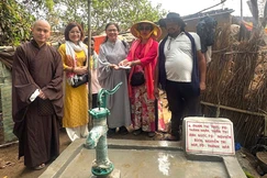 Đại đức Thích Thị Nhân cùng các thành viên tặng giếng nước đến người dân tại Ấn Độ