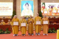 Hòa thượng Thích Nhựt Hỷ trao Bằng tuyên dương công đức đến Ban Giáo dục Phật giáo TP.HCM - Ảnh: Bảo Toàn/BGN 