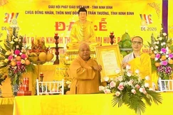 Thượng tọa Thích Thiện Hưởng trao quyết định bổ nhiệm trụ trì chùa Đồng Nhân đến Ni sư Thích Đàm Tịnh 