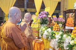 Đức Pháp chủ GHPGVN dâng hương tưởng niệm Trưởng lão Hòa thượng Thích Giác Tường tân viên tịch - Ảnh: Nguyên Tài/BGN