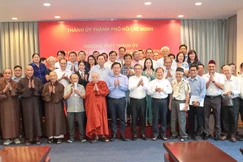 Đoàn đại biểu TP.HCM dự Đại hội toàn quốc MTTQVN lần thứ XI, nhiệm kỳ 2026-2031 lưu niệm tại buổi gặp mặt - Ảnh: Nguyên Tài/BGN