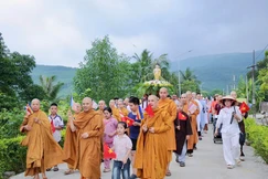 Chư Tăng và Phật tử tịnh xá Linh Sơn hân hoan "Rước Phật về làng"