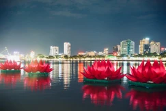  7 đóa sen đã được hạ thủy trên sông Hàn kính mừng Đại lễ Phật đản Phật lịch 2570 vào tối mùng 6-4-Bính Ngọ