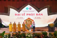 Lãnh đạo chính quyền tỉnh Ninh Bình tặng hoa chúc mừng Đại lễ Phật đản Phật lịch 2570