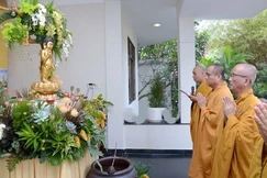 Quý thầy trước tôn tượng Đức Thế Tôn sơ sinh tại sảnh trụ sở tòa soạn Báo Giác Ngộ (P.Xuân Hòa, TP.HCM) - Ảnh: Bảo Toàn/BGN