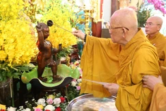 Trưởng lão Hòa thượng Thích Như Niệm thực hiện nghi thức Tắm Phật