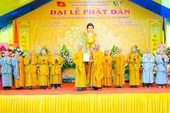Hòa thượng Thích Quảng Hà, Trưởng ban Trị sự GHPGVN tỉnh Ninh Bình trao quyết định chuẩn y nhân sự Ban Đại diện Phật giáo liên xã Gia Viễn, nhiệm kỳ 2026-2031