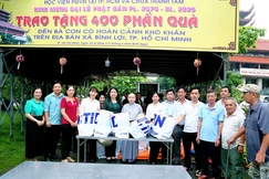 Học viện Phật giáo VN tại TP.HCM và chùa Thanh Tâm tặng 500 phần quà Phật đản đến người dân có hoàn cảnh khó khăn trên địa bàn