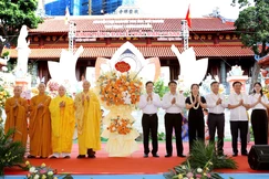 Lãnh đạo chính quyền tỉnh Thái Nguyên tặng hoa chúc mừng Đại lễ Phật đản Phật lịch 2570