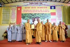 Hòa thượng Thích Quảng Hà, Trưởng ban Trị sự GHPGVN tỉnh Ninh Bình trao quyết định chuẩn y nhân sự Ban Đại diện Phật giáo liên xã Bình Lục, nhiệm kỳ 2026-2031