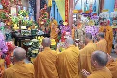 Môn đồ pháp quyến thực hiện nghi thức cung tiến Giác linh Trưởng lão Hòa thượng Thích Thanh Sơn - Ảnh: Nguyên Tài/BGN