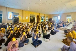Các sĩ tử dâng hoa đăng cầu nguyện trước kỳ thi tốt nghiệp THPT năm 2026 tại chùa Quán Thế Âm