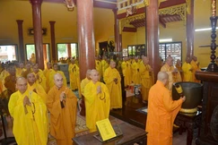 Chư Tăng khu vực trung tâm TP.Đà Nẵng Bố-tát tại trường hạ chùa Phổ Đà (P.Hòa Cường) - Ảnh: Quảng Không