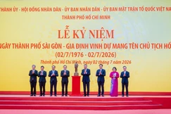 Tổng Bí thư, Chủ tịch nước Tô Lâm thay mặt lãnh đạo Đảng, Nhà nước trao tặng TP.HCM tượng Chủ tịch Hồ Chí Minh - Ảnh: Nguyện Truyền/BGN