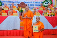 Hòa thượng Danh Đổng trao quyết định bổ nhiệm trụ trì chùa Tổng Quản đến Đại đức Trương Văn Tuấn