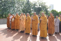 Chư tôn đức Ban Trị sự GHPGVN tỉnh Thái Nguyên dâng hương tại Đài tưởng niệm các anh hùng liệt sĩ 