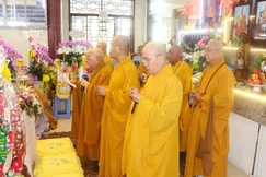 Chư tôn đức thắp hương tưởng niệm Giác linh Ni trưởng Thích nữ Tắc Thinh