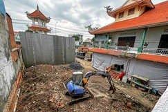 Chùa Linh Sơn đang tích cực thi công, sửa chữa lại các hạng mục để sớm bàn giao mặt bằng cho dự án mở rộng quốc lộ 22 được triển khai đúng tiến độ - Ảnh: Tánh Minh