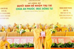 Thượng tọa Thích Thiện Quý trao quyết định bổ nhiệm trụ trì chùa An Phước đến Hòa thượng Thích Hiển Chơn
