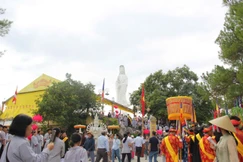 Hàng nghìn Phật tử và du khách thập phương tham dự Lễ hội Quán Thế Âm tại cố đô Huế