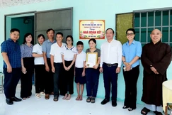 Chùa Thái Sơn (Núi Cậu), chính quyền xã Dầu Tiếng trao nhà Đại đoàn kết đến gia đình bà Phạm Thị Thùy Trang
