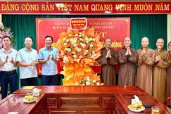 Ban Trị sự GHPGVN tỉnh Ninh Bình tặng hoa chúc mừng Ban Dân tộc và Tôn giáo tỉnh nhân ngày truyền thống